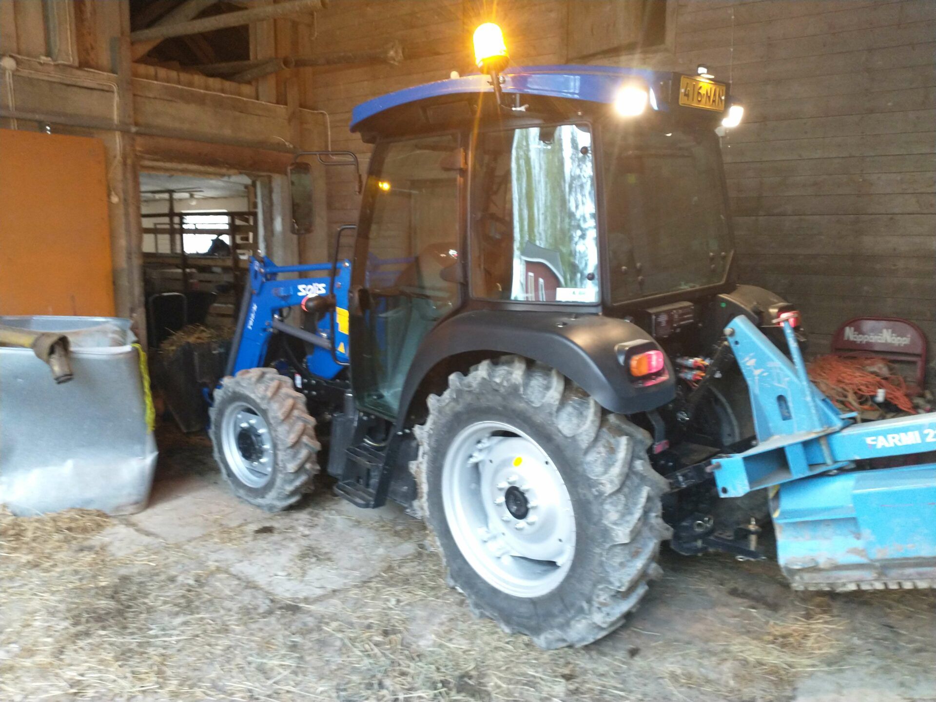 Solis 50 RX 4WD -traktori kotieläinpihalla