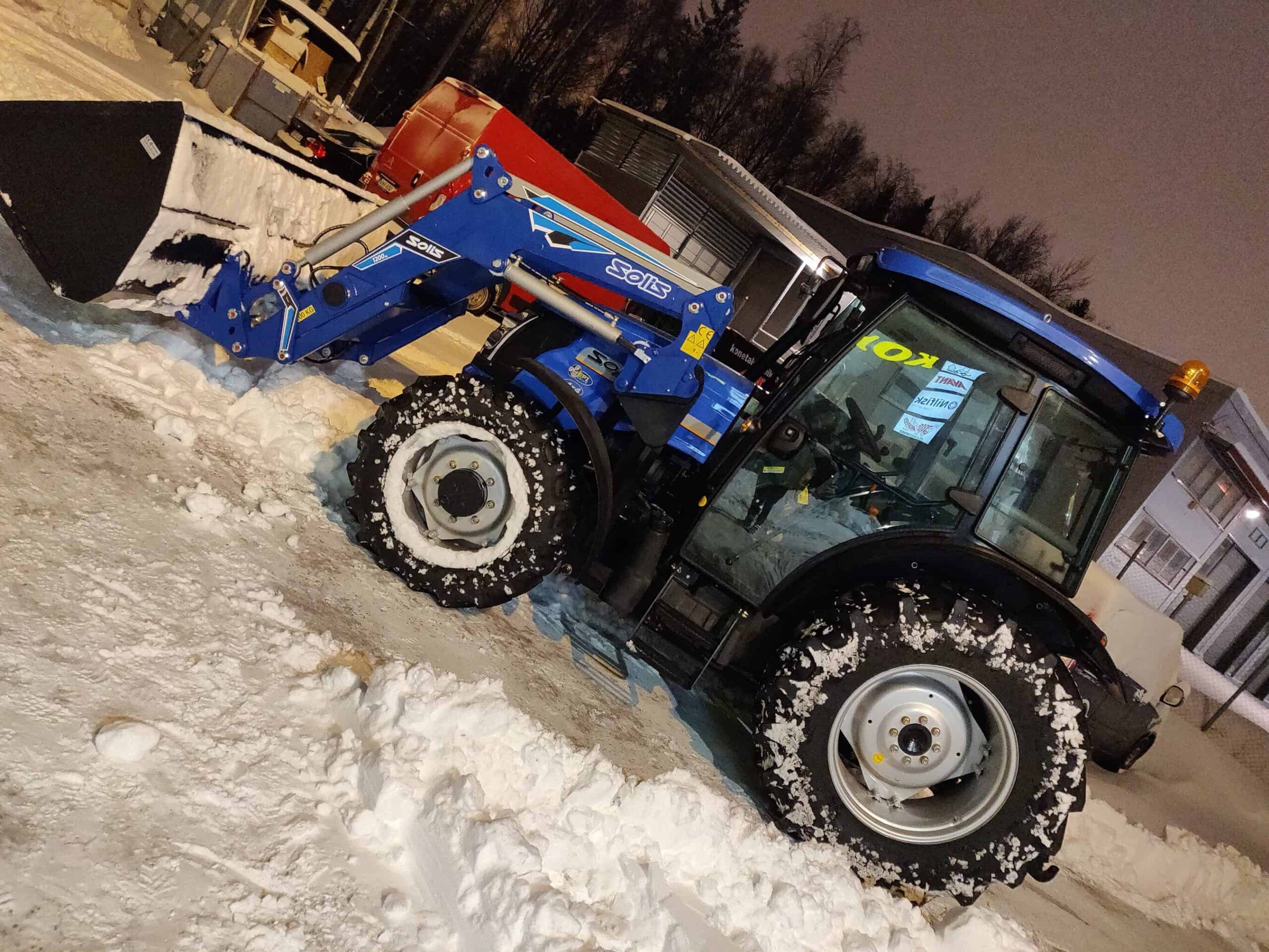 Solis 75 ja lumikauha lumitöissä Helsingissä