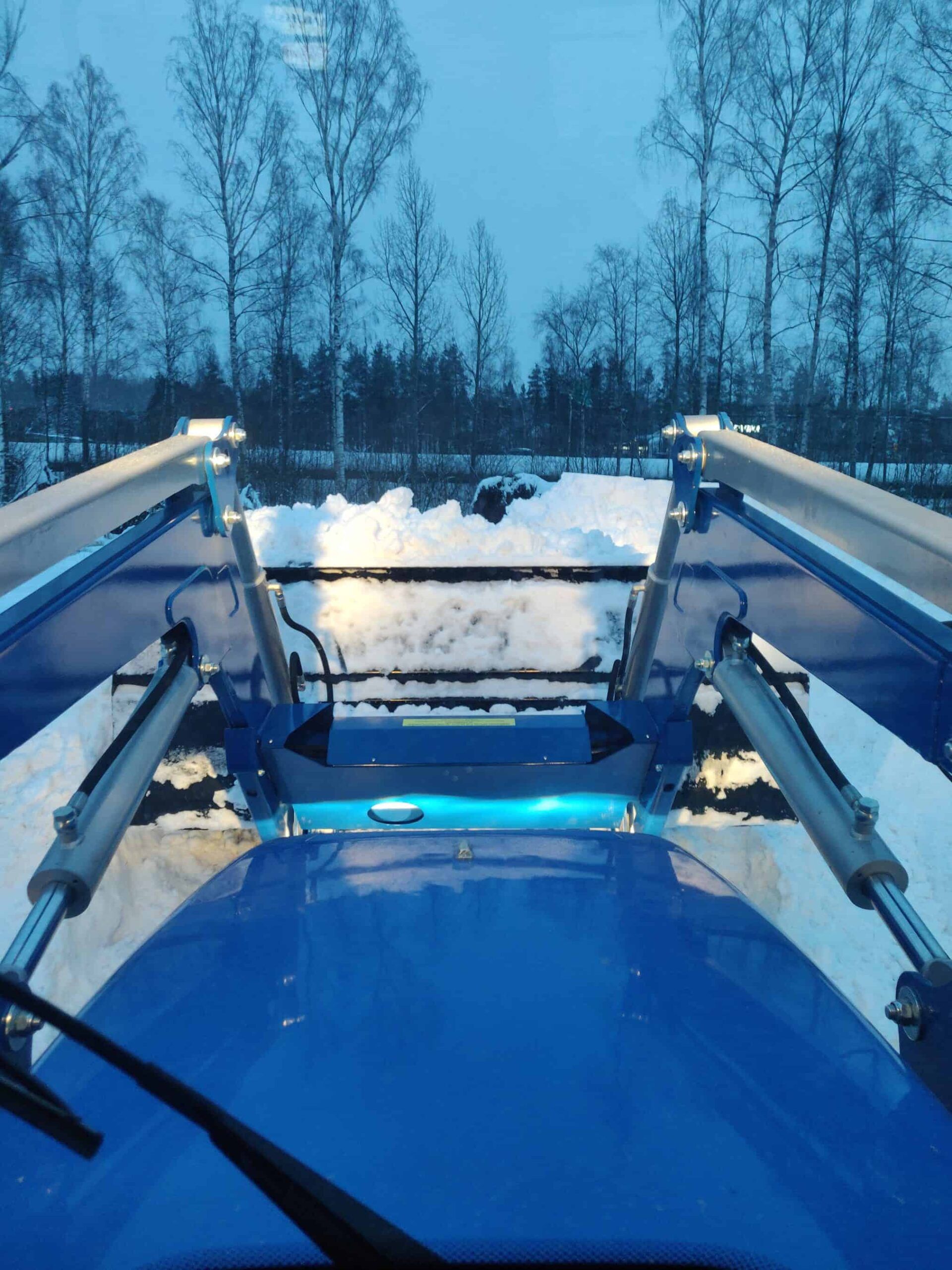 Solis 75 lumitöissä etukuormaajalla