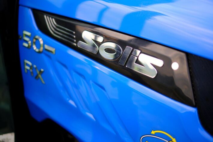 Solis 50 RX -traktorin konepellin kromattu Solis-logo